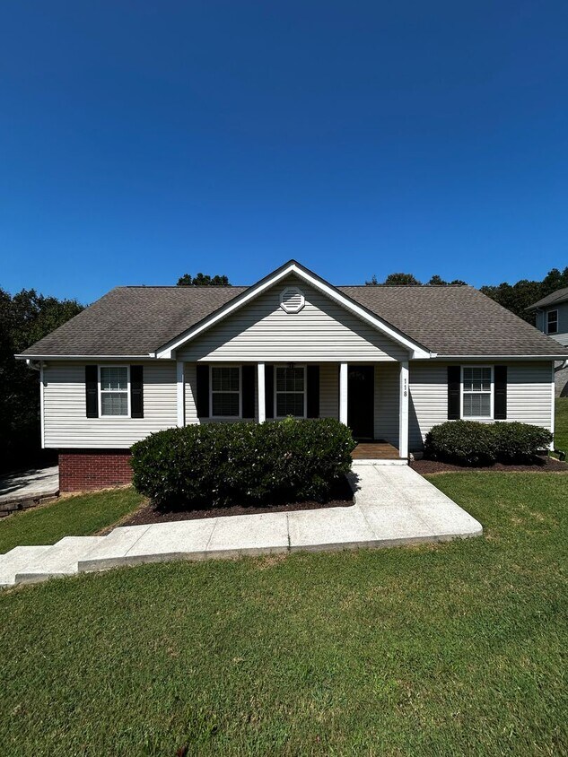 Foto principal - 3 Bed, 2 Bath, HUGE Basement Garage in Cha...