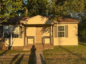 Building Photo - 1210 Hemlock Dr