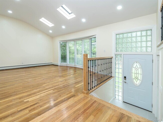 Foto del edificio - 57 Sandy Hollow Rd