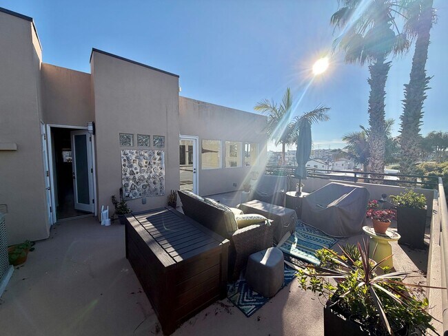 Foto del edificio - Ocean-View Hermosa Beach Home with Expansive Rooftop Deck & 400+ Sq Ft Primary Suite
