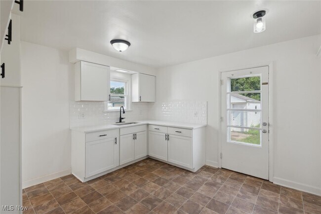 Building Photo - 13849 Shady Oak Blvd
