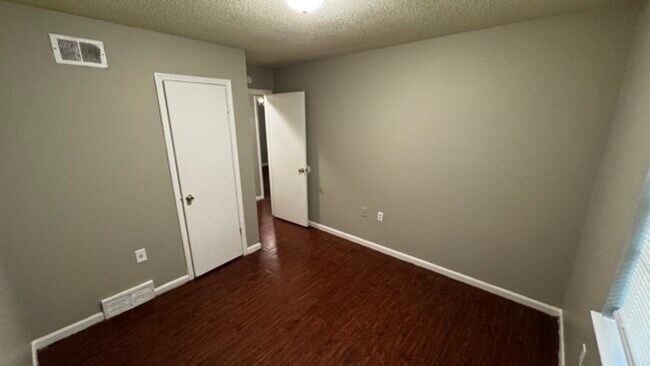 Foto del edificio - 3647 Royal Wood Dr