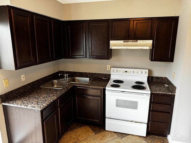 Foto del edificio - 8810 Fowler Ave