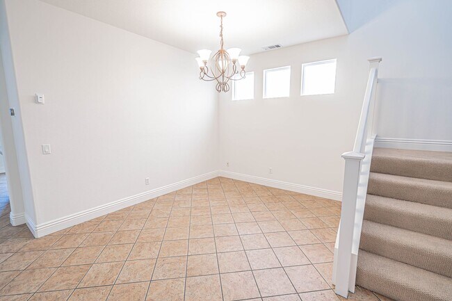 Building Photo - 4 Bedroom Home for Rent in Canyon Country!
