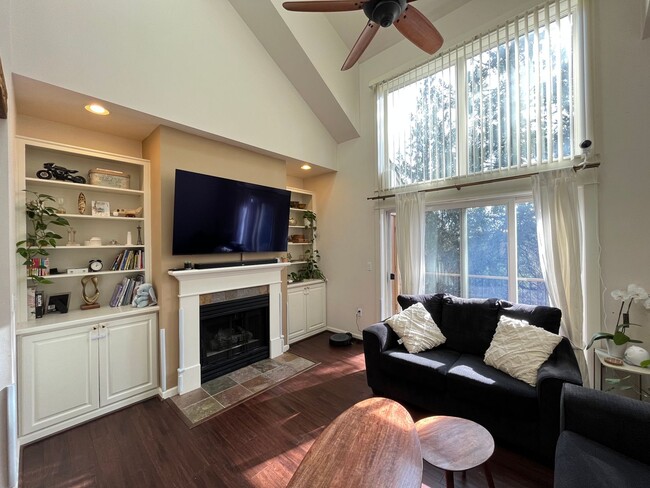 Building Photo - Incredible Forrest Park Townhome!! 2 bedro...