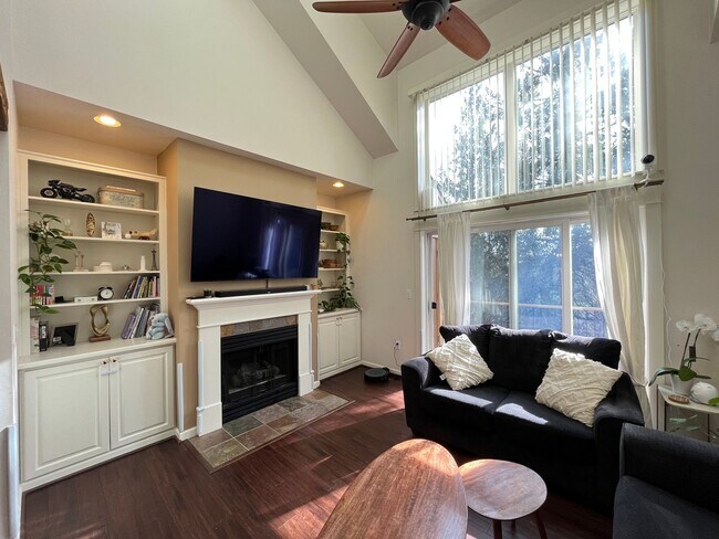 Foto del edificio - Incredible Forrest Park Townhome!! 2 bedroom, 2 bath, HUGE attached Garage!