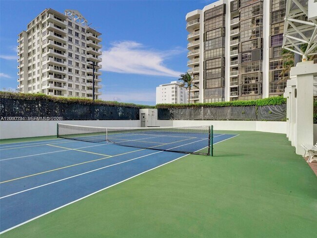 Foto del edificio - 6365 Collins Ave