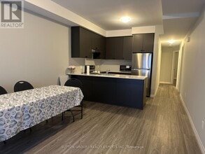 Building Photo - 10 S Creek Dr