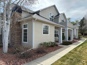 Building Photo - 701 Glen Ct