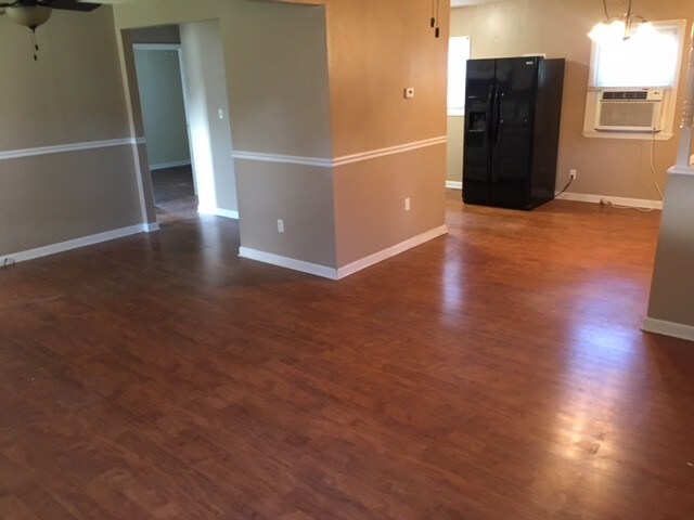 Building Photo - 909 N Pinecrest St