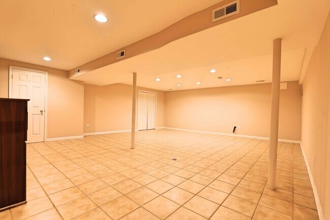 Foto del edificio - 7433 W Irving Park Rd