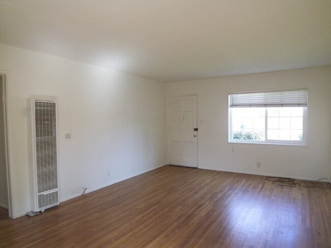 Building Photo - Great home with gorgeous hardwood floors!!