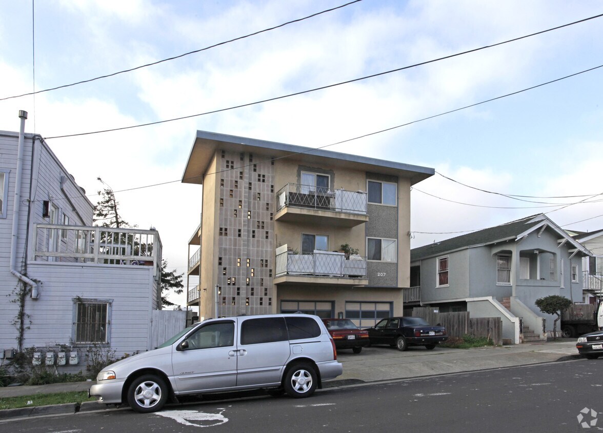 Building Photo - 207 Aspen Ave
