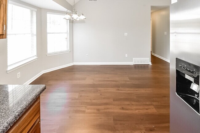 Foto del edificio - 4088 Ravenwood Dr N