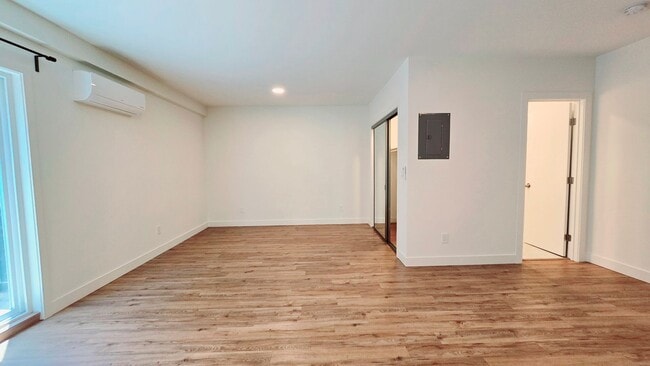 Foto del edificio - Redwood City: Remodeled Studio w/ Laundry In Unit & Parking Included