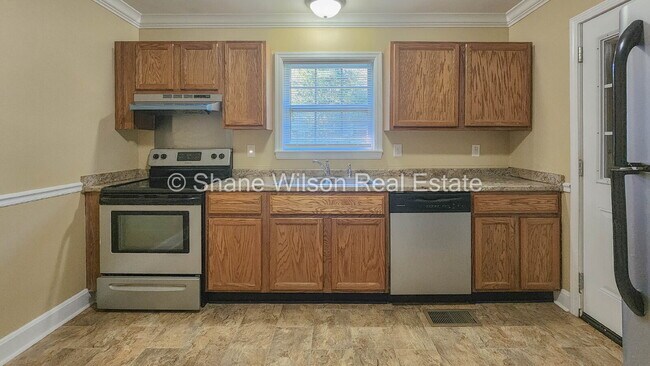 Building Photo - Recently renovated and move-in ready!  1/2 off the first month's rent!