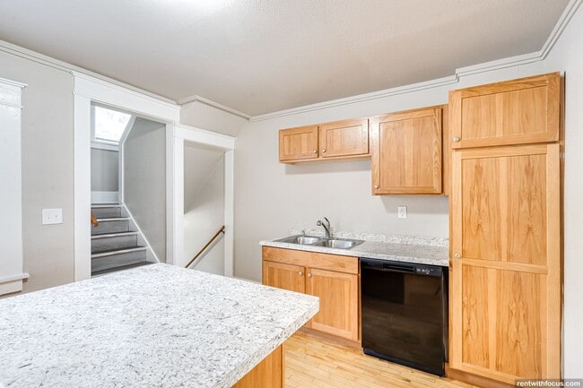 Interior Photo - 1202-1312 Summit Ave