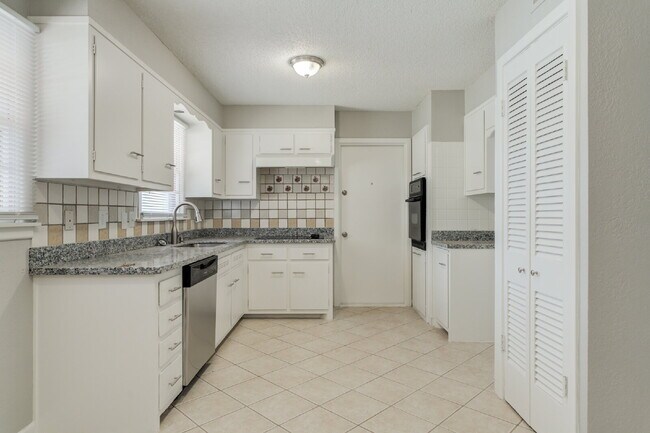 Building Photo - Wonderful 3/2/1 in Central Lubbock!
