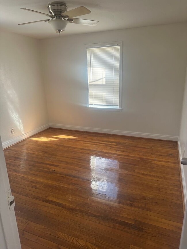 Building Photo - 1ST MONTHS RENT ONLY $1000 - 2 bed 1 bath ...