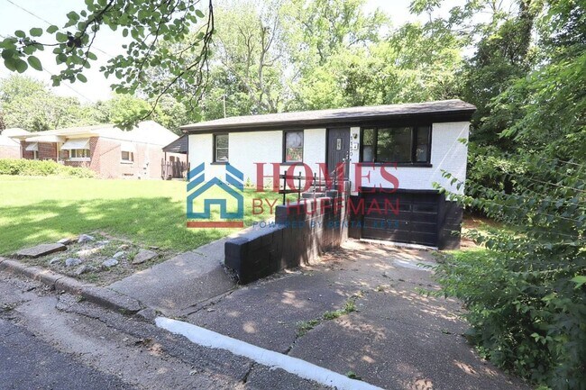 Foto del edificio - Three Bedroom House  | Attached Garage