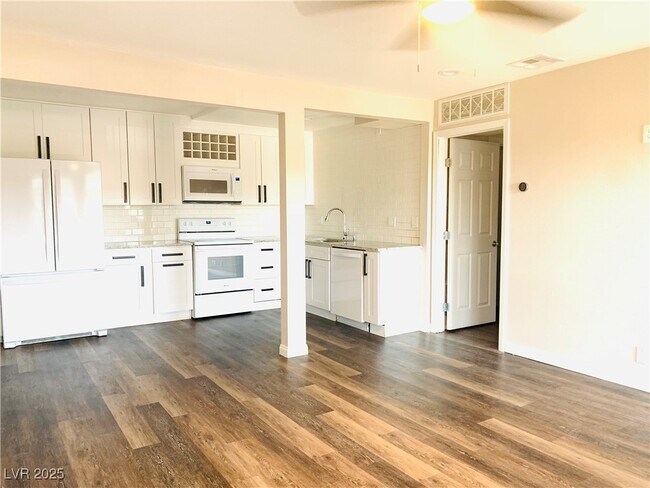 Building Photo - 595 S Royal Crest Cir