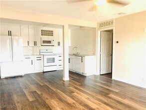 Building Photo - 595 S Royal Crest Cir