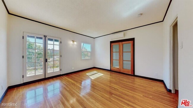 Building Photo - 1 br, 1.5 bath Condo - 9001 Lloyd Pl