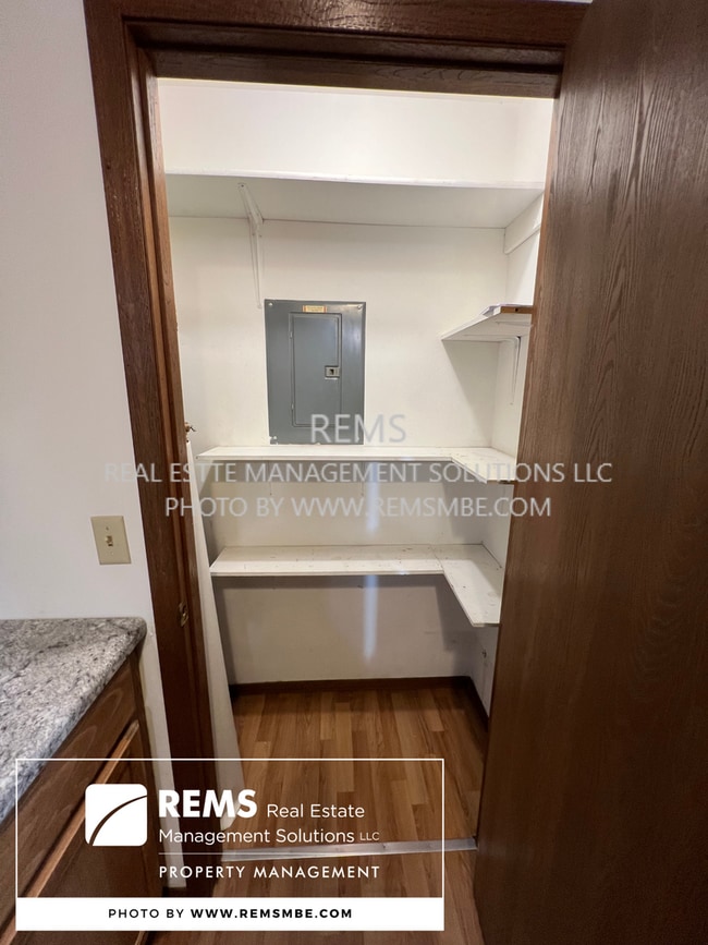 Building Photo - 554 E Slifer St