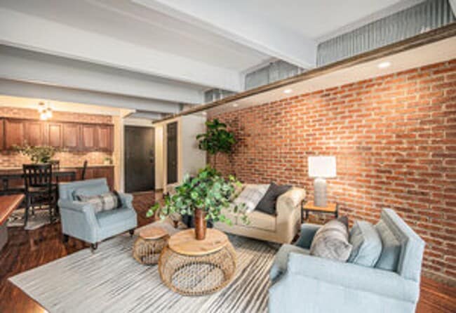 Building Photo - Cute 2 Bed Furnished Condo in Old Town