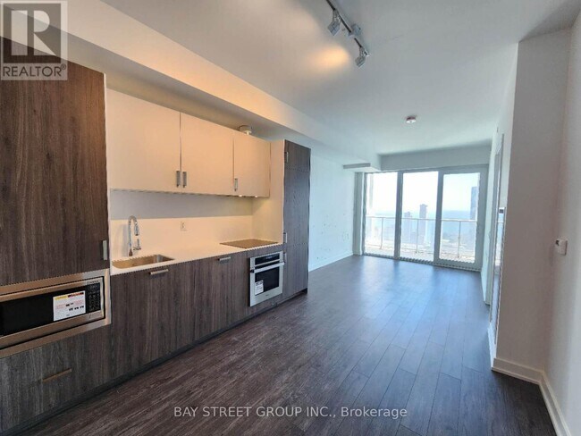 Building Photo - 88 Queen St E