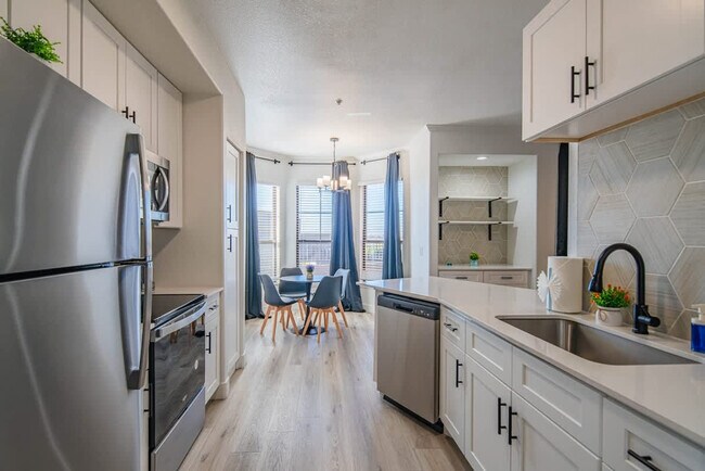 Foto del edificio - 7455 N 95th Ave