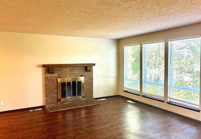 Building Photo - 202 Vashon Ave SE