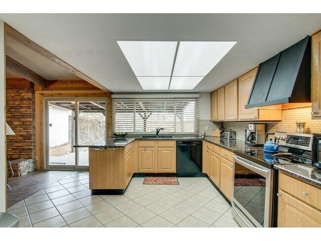 Foto del edificio - Adorable Home on Corner LOT- COMING SOON