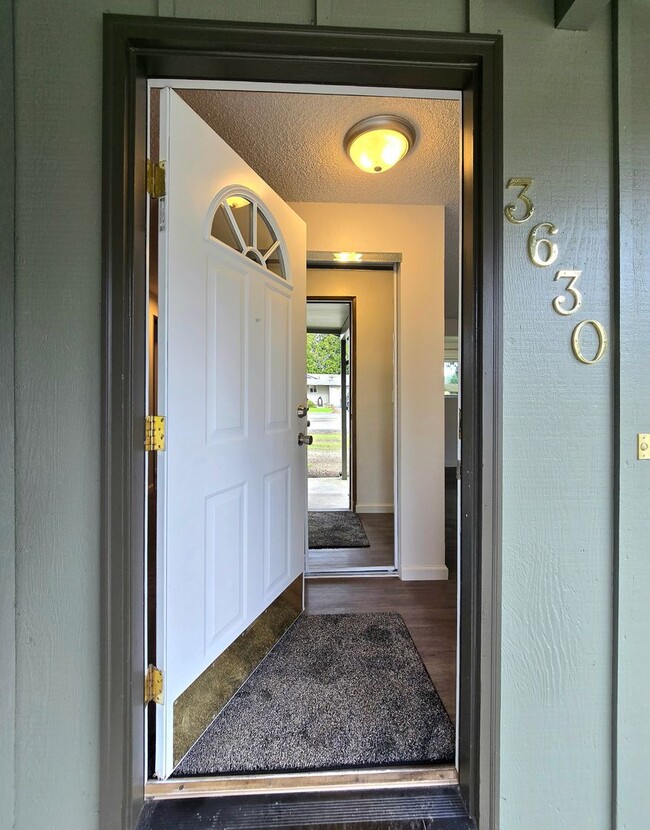 Building Photo - Fully Renovated 4 Bedroom Home in North Marysville Available Now!