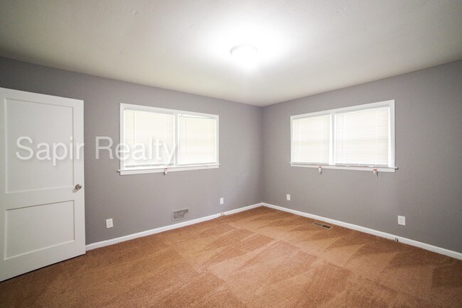 Foto del edificio - 447 Thackeray Pl SW