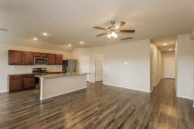 Foto del edificio - 7407 Wolf Creek Ln