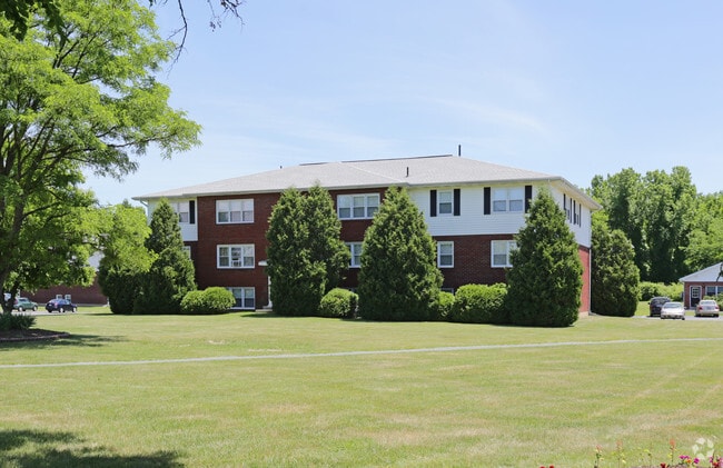 Country Gardens grounds - Country Garden Apartments