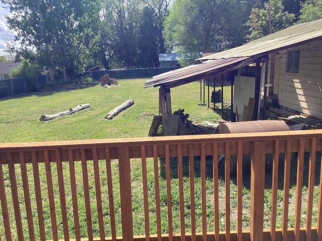 Building Photo - Renovated 4 bed 2 bath with large yard and...