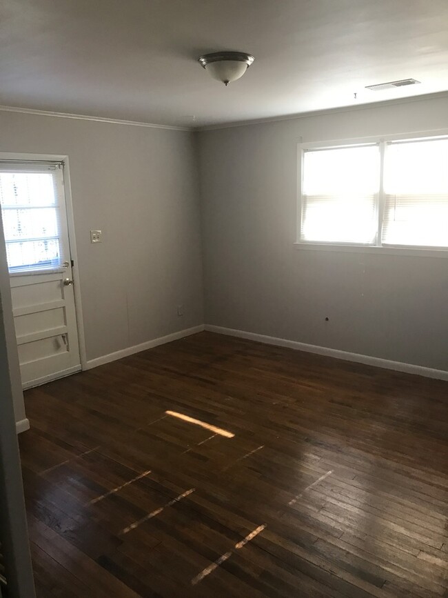 Building Photo - 1 bed, 1 bath with washer and dryer near U...