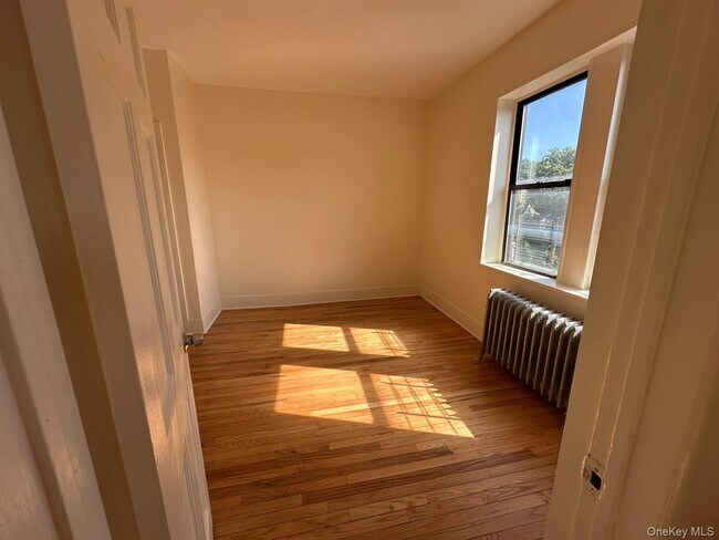 Foto del edificio - 497 Van Cortlandt Park Ave