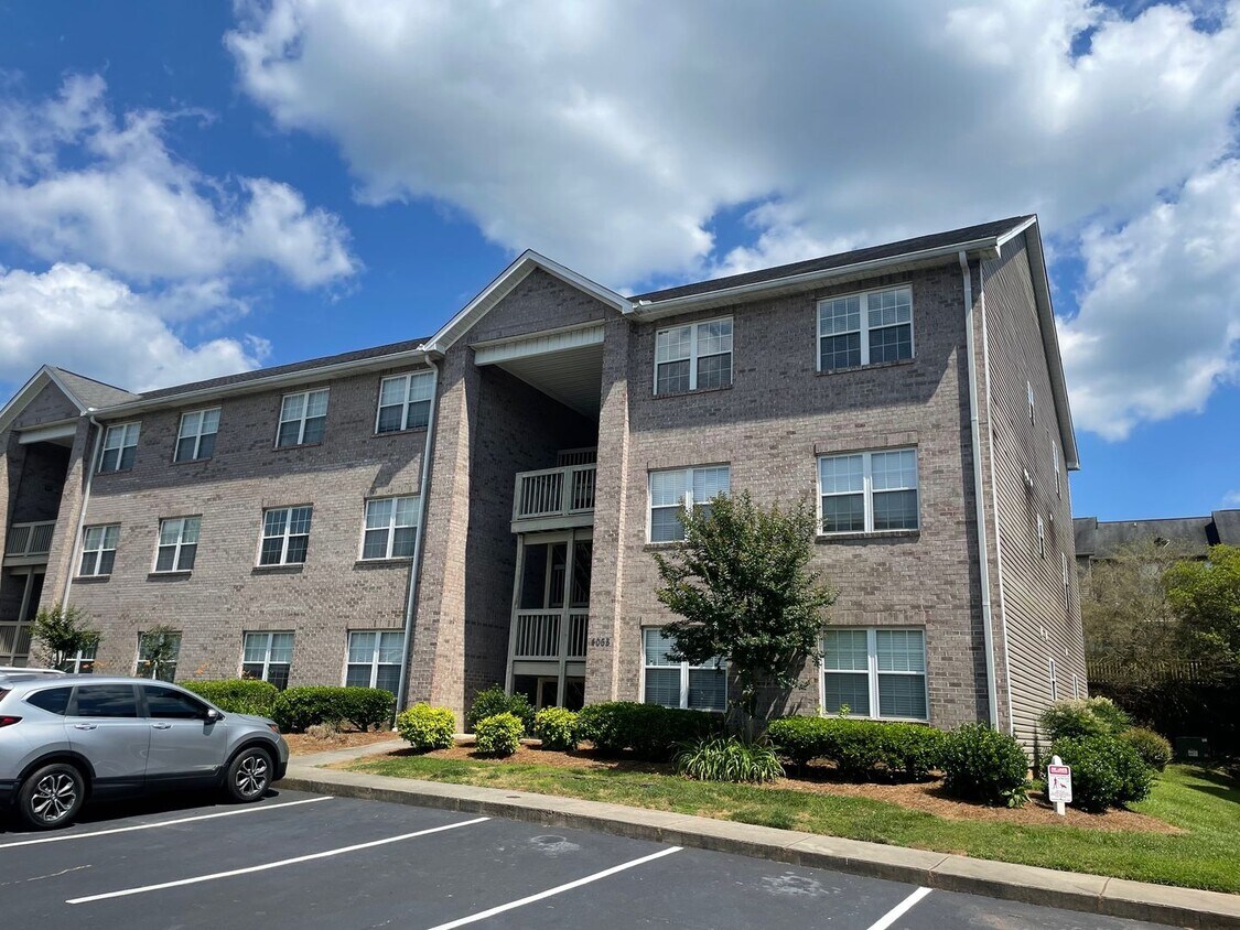 Foto principal - 3 bed 2 bath condo