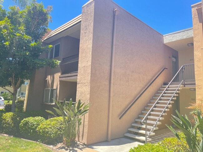 Foto del edificio - Spacious upper unit ready for immediate mo...
