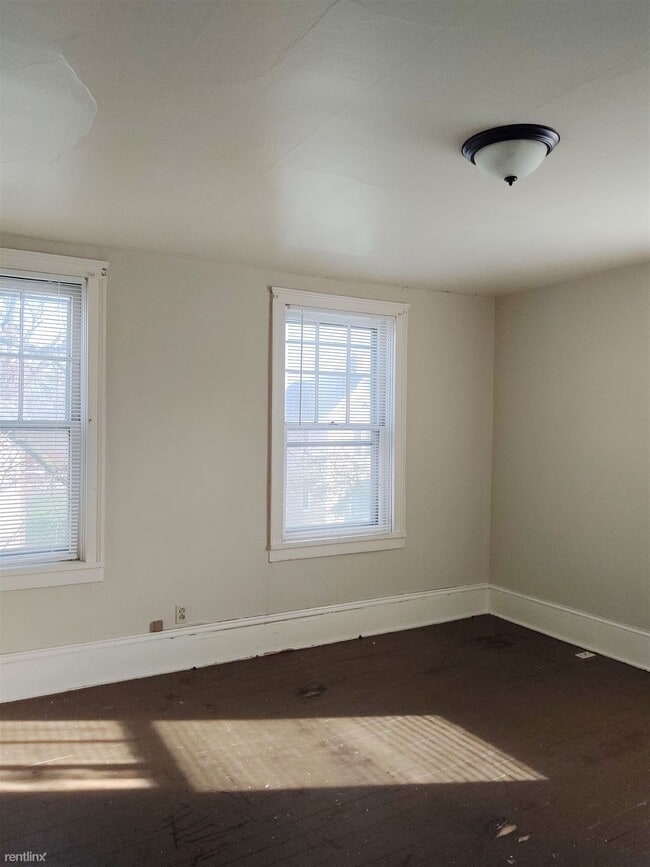 Building Photo - 3 br, 1 bath House - 239 Maple St
