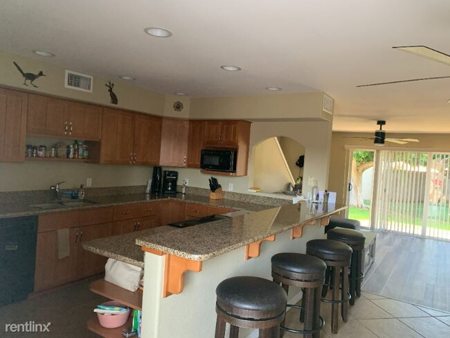 Building Photo - 2 br, 1.5 bath Condo - 9170 Riverside Dr.