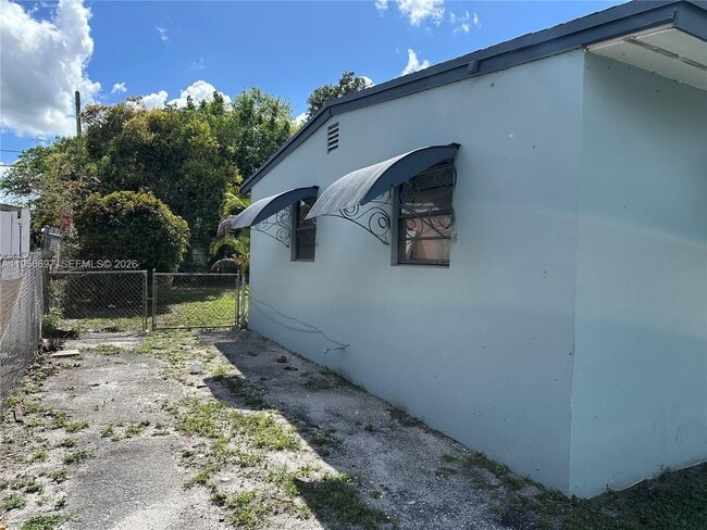 Building Photo - 1306 NW 11th Pl