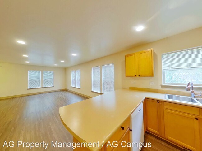 Building Photo - 6 br, 3.5 bath House - 1930 Harris Street
