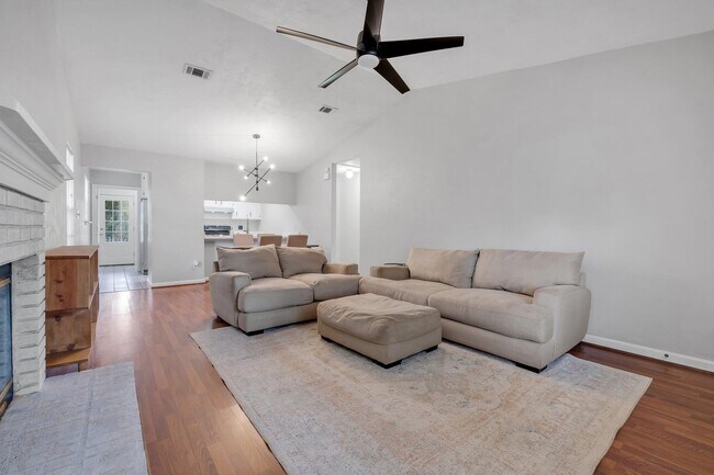 Foto del edificio - 2424 Ian Dr