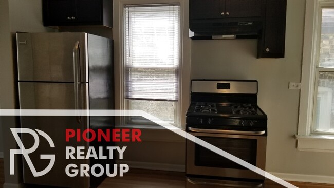 Building Photo - Updated Wicker Park 2 bed with backyard