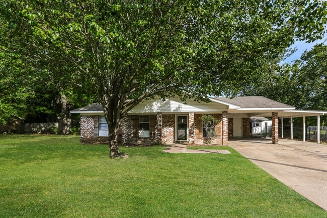 Building Photo - 329 Lionel Rd