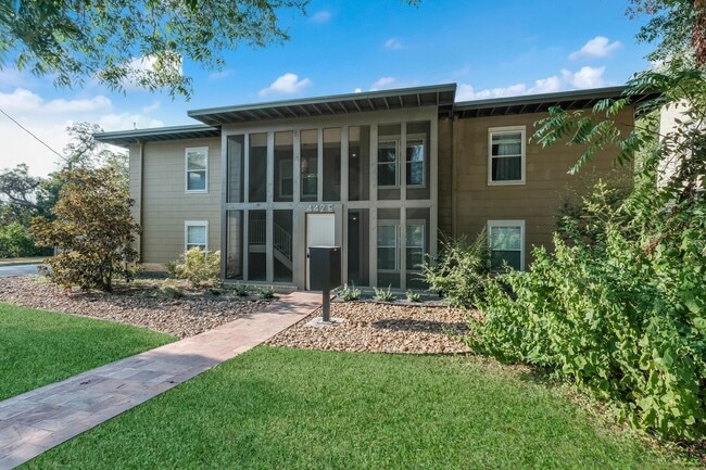 Building Photo - Spacious Mid-Century Charmer with Screened-In Balcony